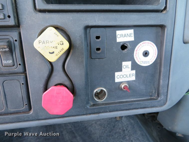 image for item DN5812 2005 International 7600  semi truck