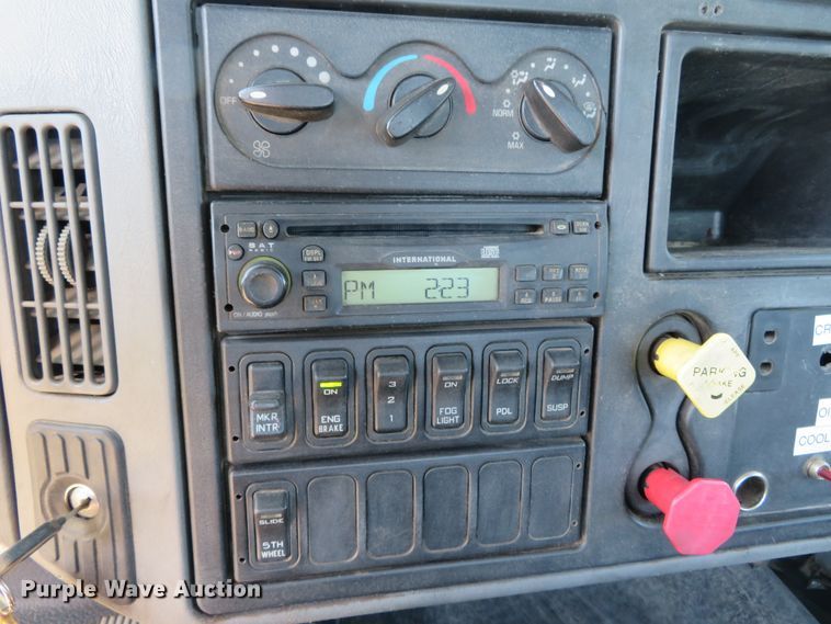 image for item DN5812 2005 International 7600  semi truck