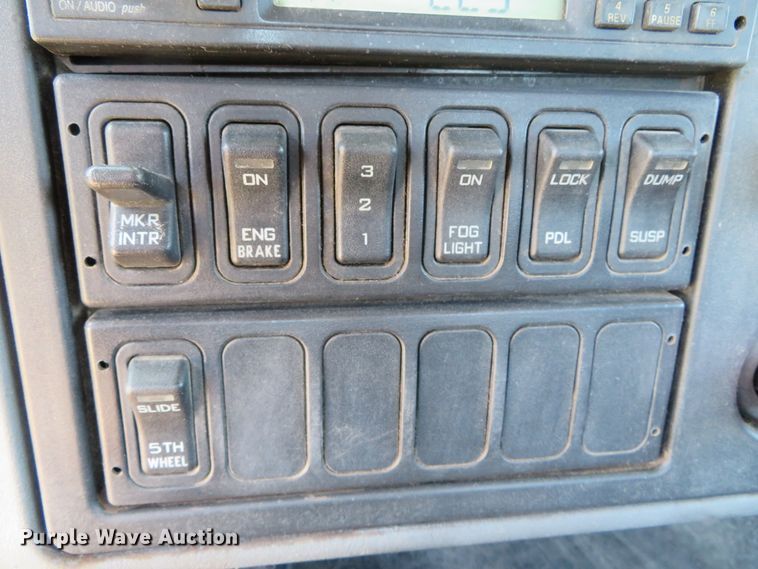 image for item DN5812 2005 International 7600  semi truck