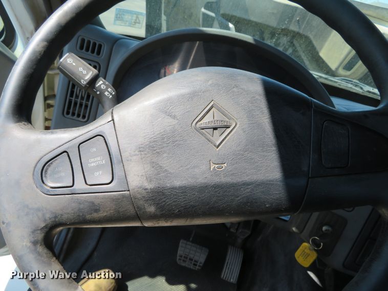 image for item DN5812 2005 International 7600  semi truck