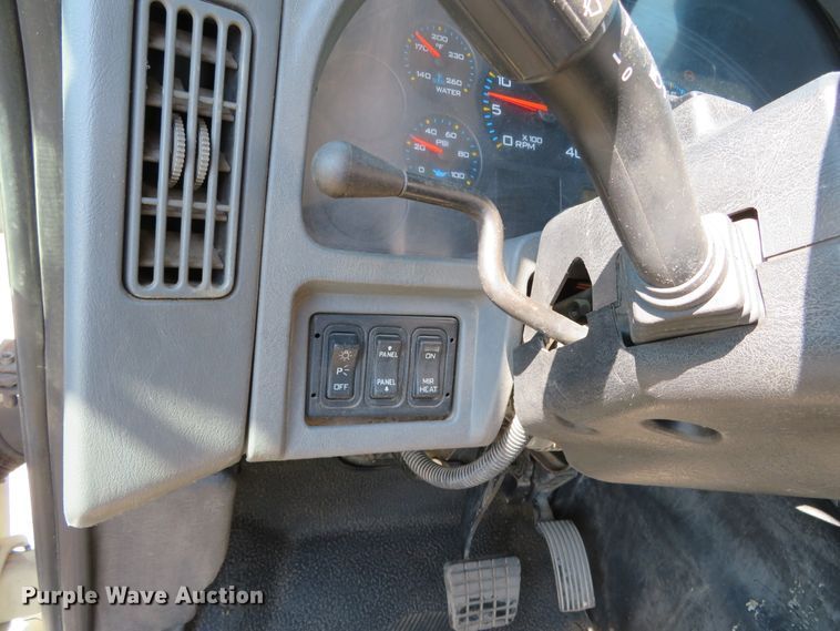 image for item DN5812 2005 International 7600  semi truck