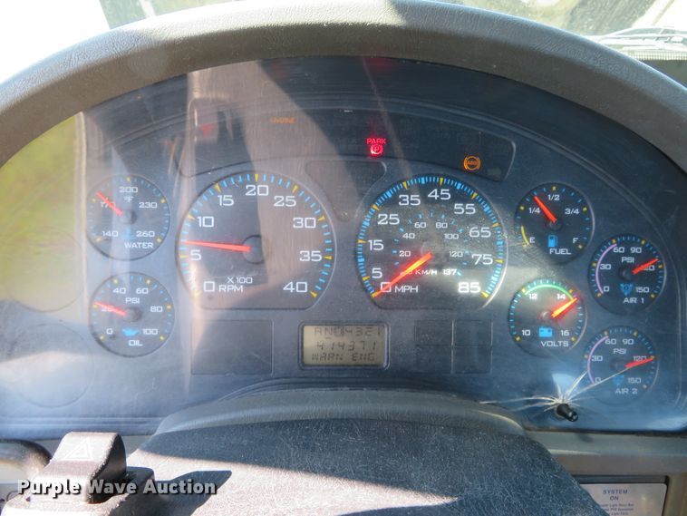 image for item DN5812 2005 International 7600  semi truck