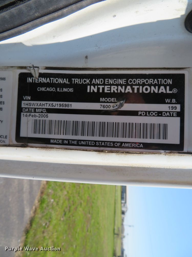 image for item DN5812 2005 International 7600  semi truck