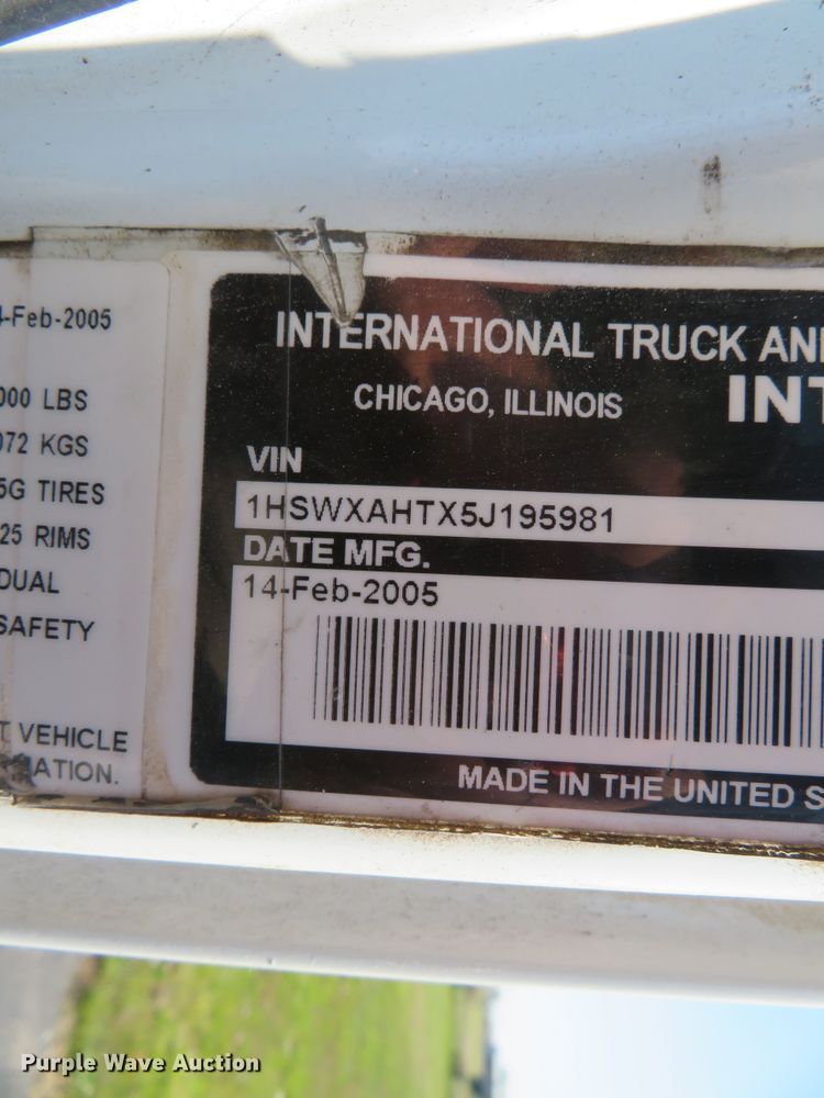 image for item DN5812 2005 International 7600  semi truck