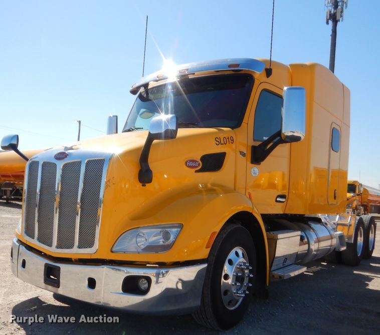 image for item ET9183 2017 Peterbilt 579  semi truck