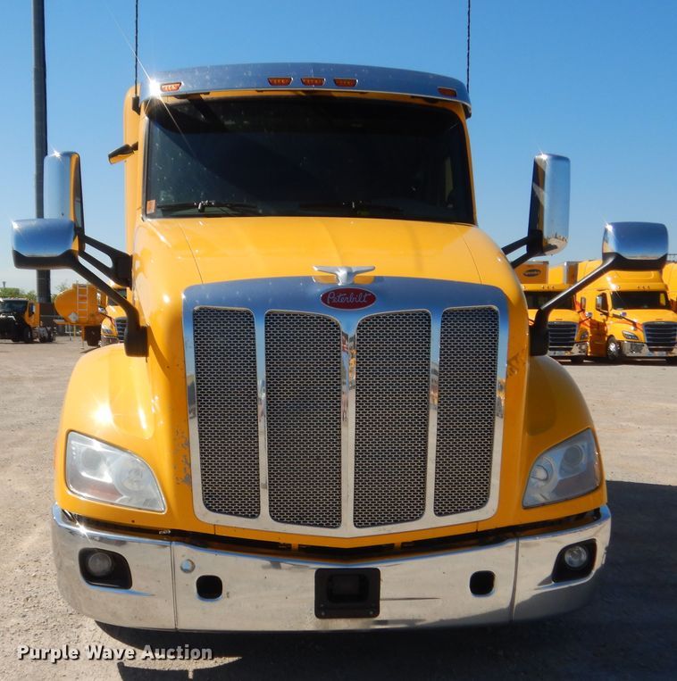 image for item ET9183 2017 Peterbilt 579  semi truck