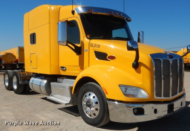 image for item ET9183 2017 Peterbilt 579  semi truck