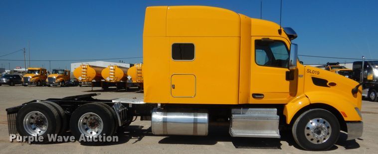 image for item ET9183 2017 Peterbilt 579  semi truck
