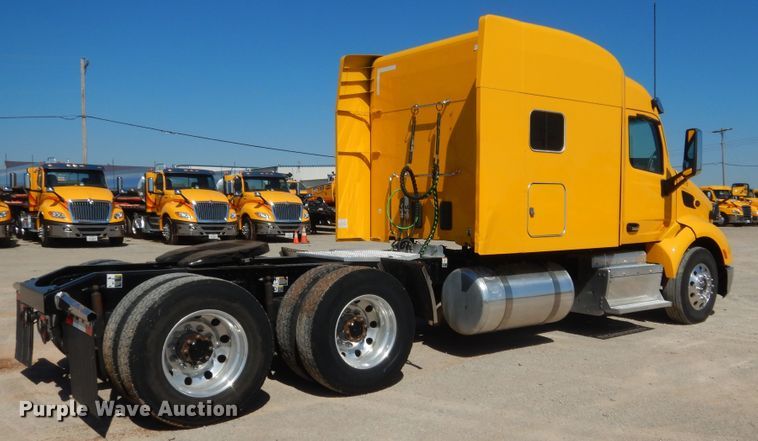 image for item ET9183 2017 Peterbilt 579  semi truck
