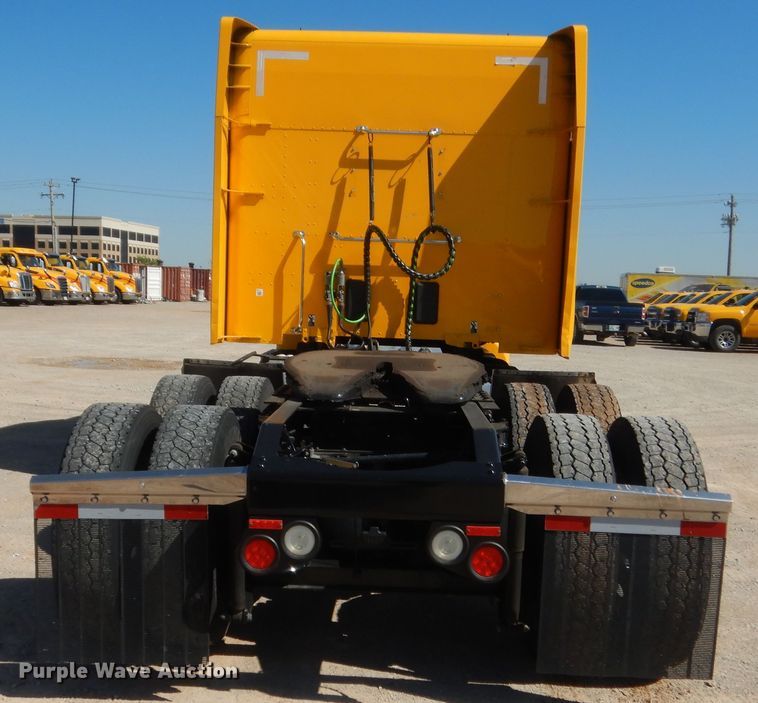 image for item ET9183 2017 Peterbilt 579  semi truck