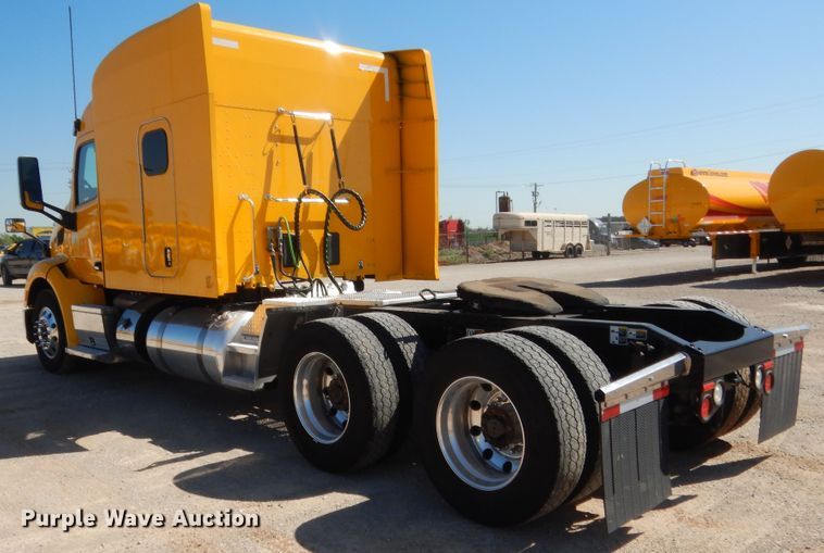 image for item ET9183 2017 Peterbilt 579  semi truck