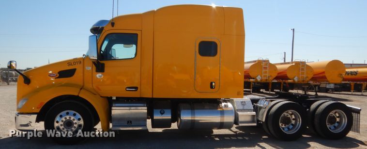 image for item ET9183 2017 Peterbilt 579  semi truck