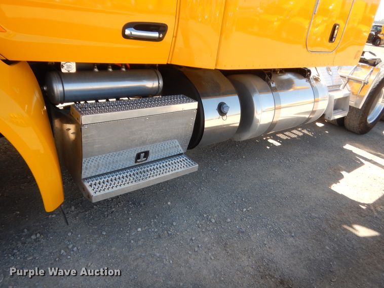 image for item ET9183 2017 Peterbilt 579  semi truck