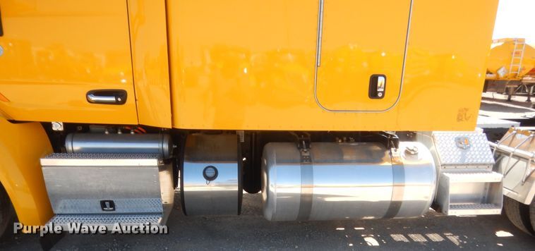 image for item ET9183 2017 Peterbilt 579  semi truck