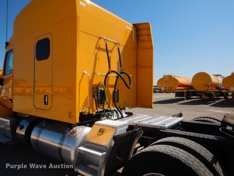 image for item ET9183 2017 Peterbilt 579  semi truck