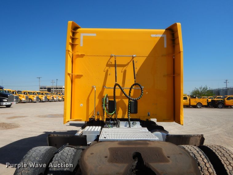 image for item ET9183 2017 Peterbilt 579  semi truck