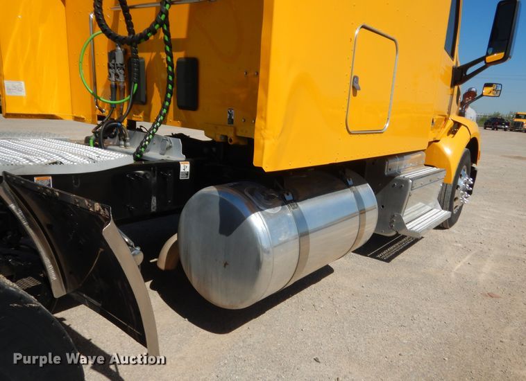 image for item ET9183 2017 Peterbilt 579  semi truck