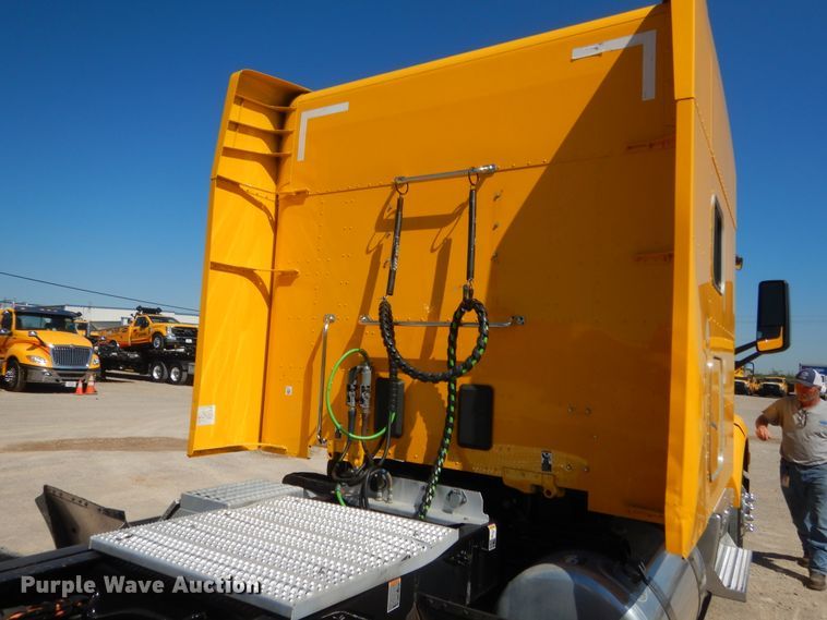 image for item ET9183 2017 Peterbilt 579  semi truck