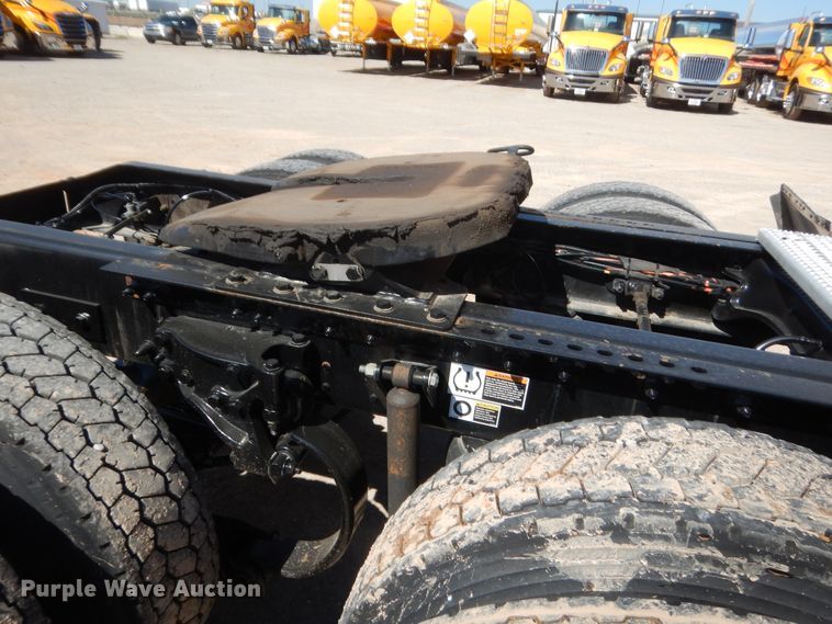 image for item ET9183 2017 Peterbilt 579  semi truck