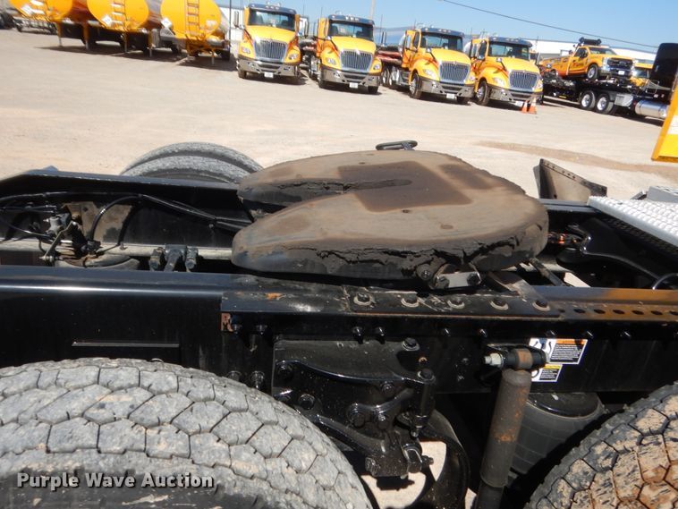 image for item ET9183 2017 Peterbilt 579  semi truck