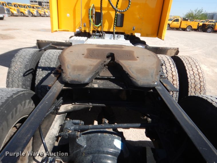 image for item ET9183 2017 Peterbilt 579  semi truck