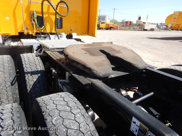 image for item ET9183 2017 Peterbilt 579  semi truck