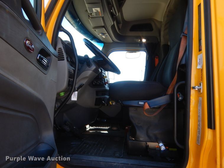 image for item ET9183 2017 Peterbilt 579  semi truck