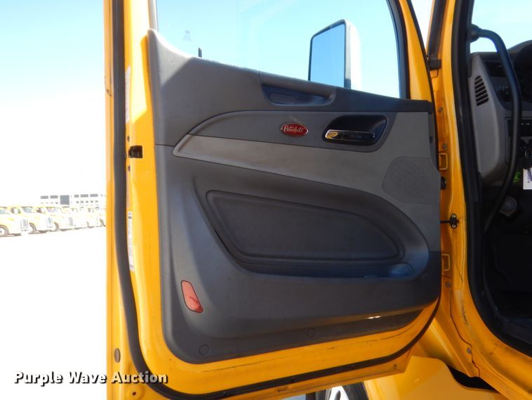 image for item ET9183 2017 Peterbilt 579  semi truck