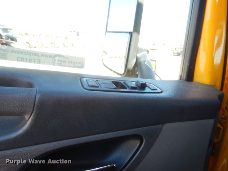 image for item ET9183 2017 Peterbilt 579  semi truck