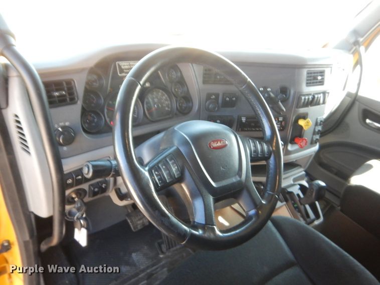 image for item ET9183 2017 Peterbilt 579  semi truck