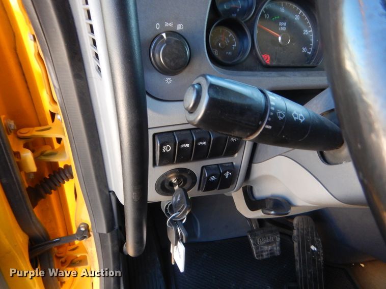 image for item ET9183 2017 Peterbilt 579  semi truck