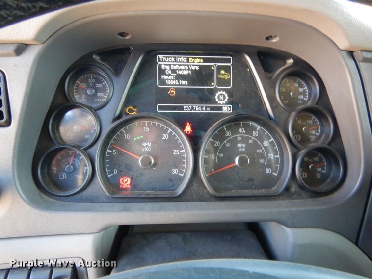 image for item ET9183 2017 Peterbilt 579  semi truck