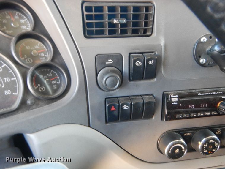 image for item ET9183 2017 Peterbilt 579  semi truck