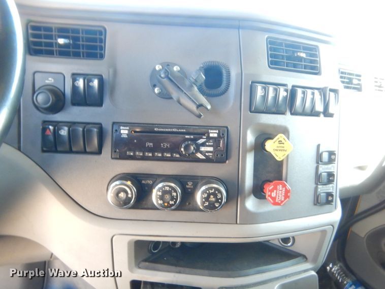 image for item ET9183 2017 Peterbilt 579  semi truck