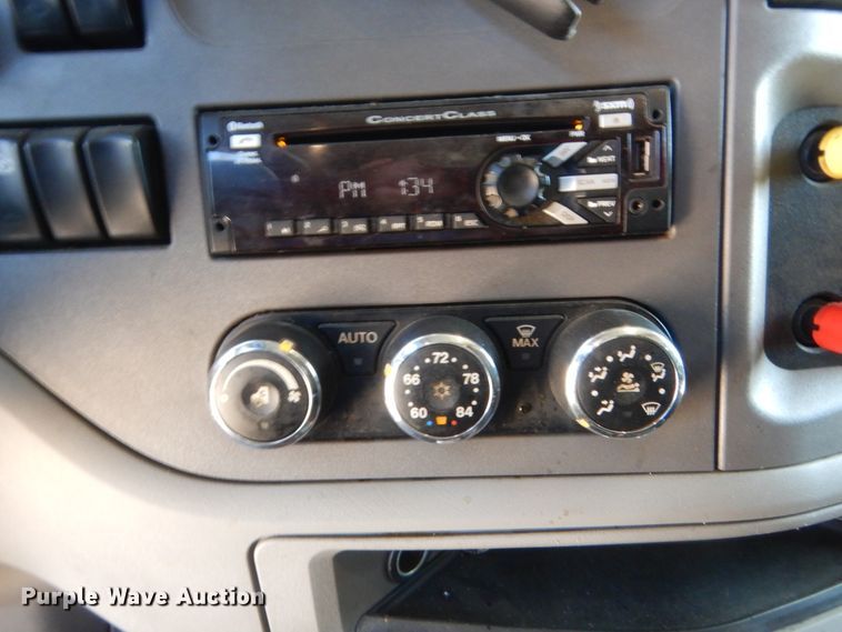 image for item ET9183 2017 Peterbilt 579  semi truck