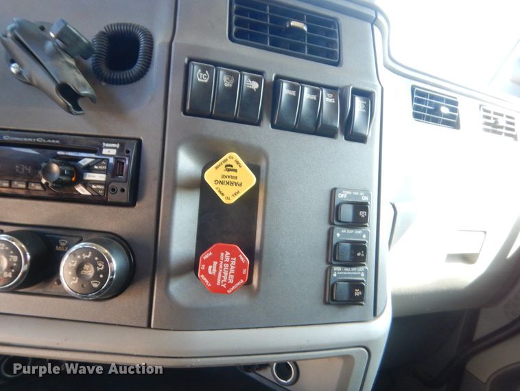 image for item ET9183 2017 Peterbilt 579  semi truck