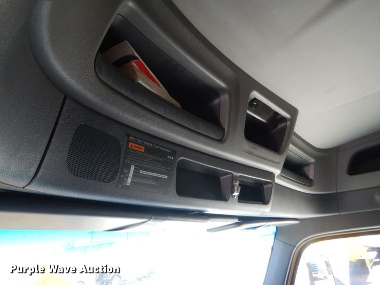 image for item ET9183 2017 Peterbilt 579  semi truck