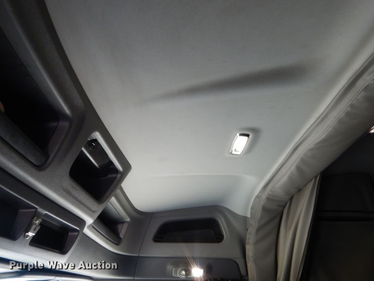 image for item ET9183 2017 Peterbilt 579  semi truck