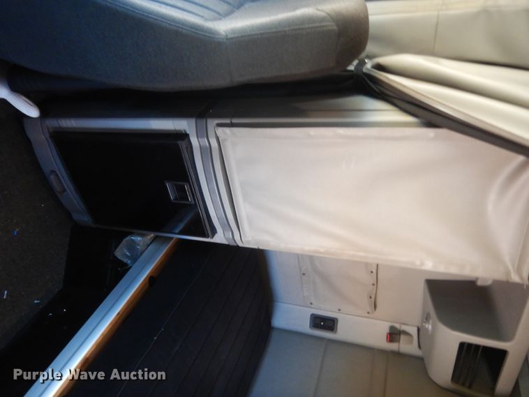 image for item ET9183 2017 Peterbilt 579  semi truck