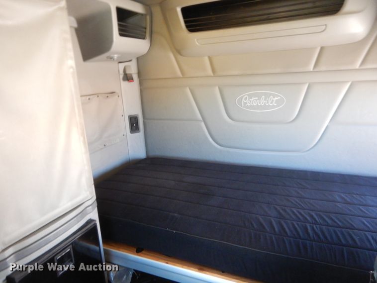 image for item ET9183 2017 Peterbilt 579  semi truck