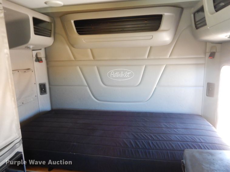 image for item ET9183 2017 Peterbilt 579  semi truck