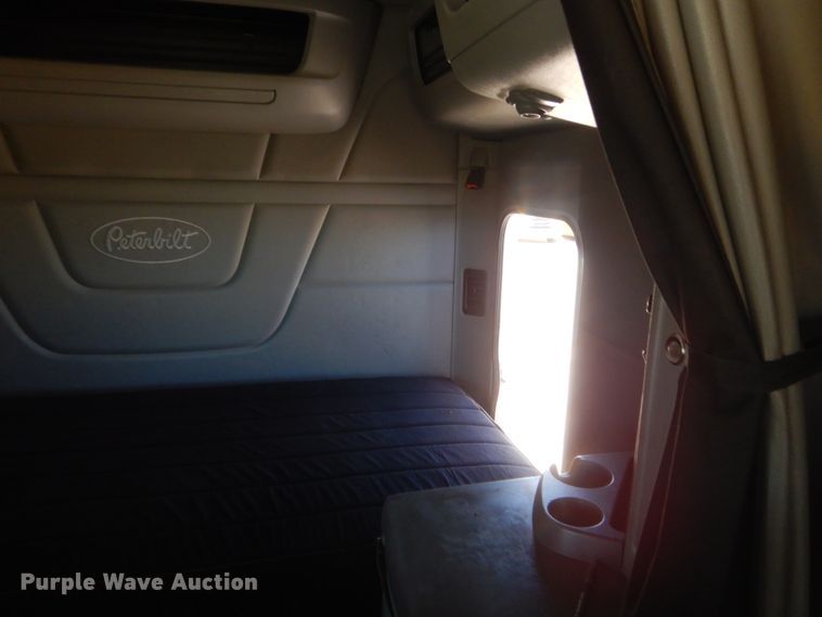 image for item ET9183 2017 Peterbilt 579  semi truck