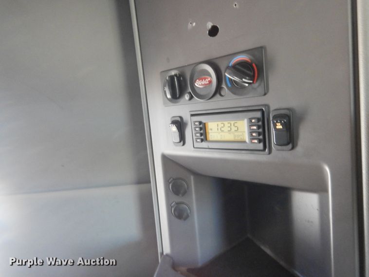 image for item ET9183 2017 Peterbilt 579  semi truck