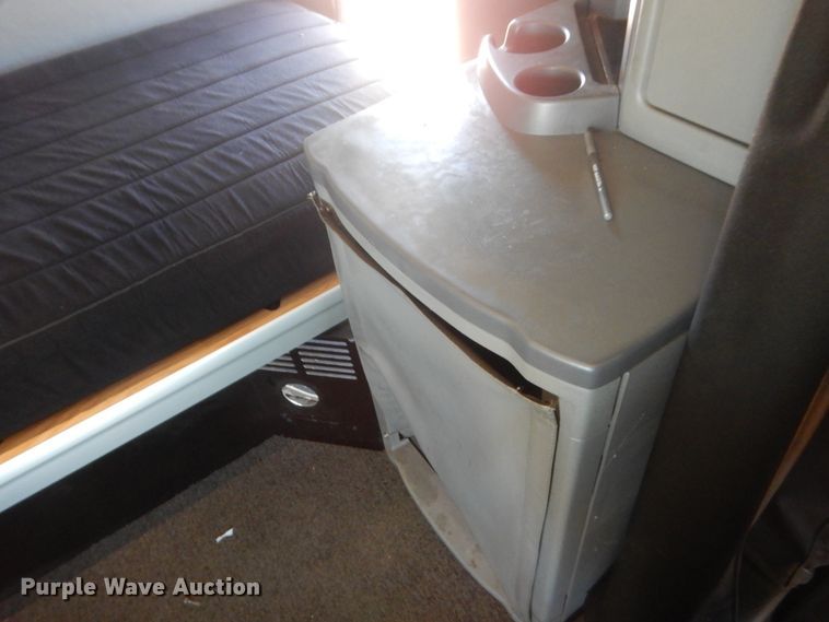 image for item ET9183 2017 Peterbilt 579  semi truck