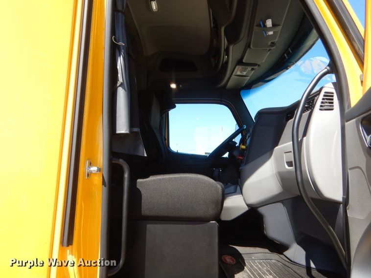 image for item ET9183 2017 Peterbilt 579  semi truck