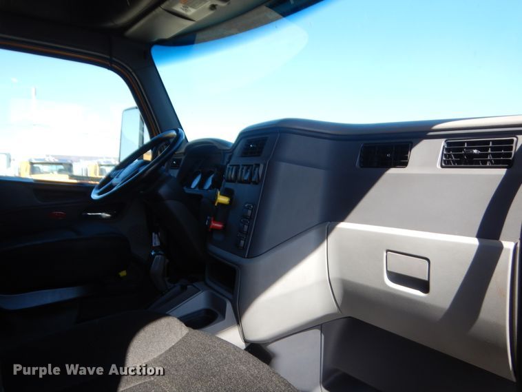 image for item ET9183 2017 Peterbilt 579  semi truck