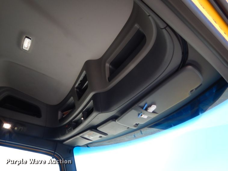 image for item ET9183 2017 Peterbilt 579  semi truck