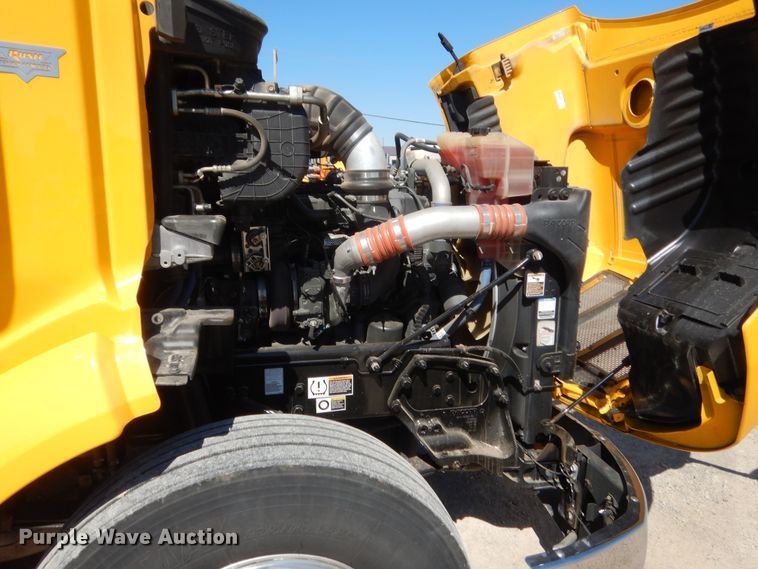 image for item ET9183 2017 Peterbilt 579  semi truck