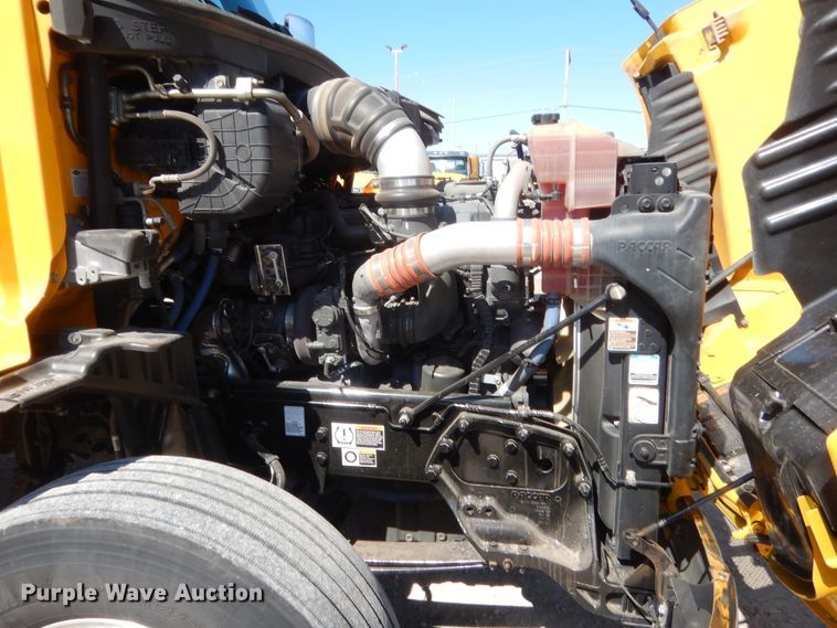 image for item ET9183 2017 Peterbilt 579  semi truck