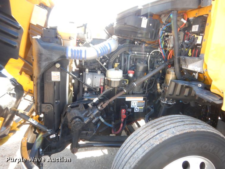 image for item ET9183 2017 Peterbilt 579  semi truck